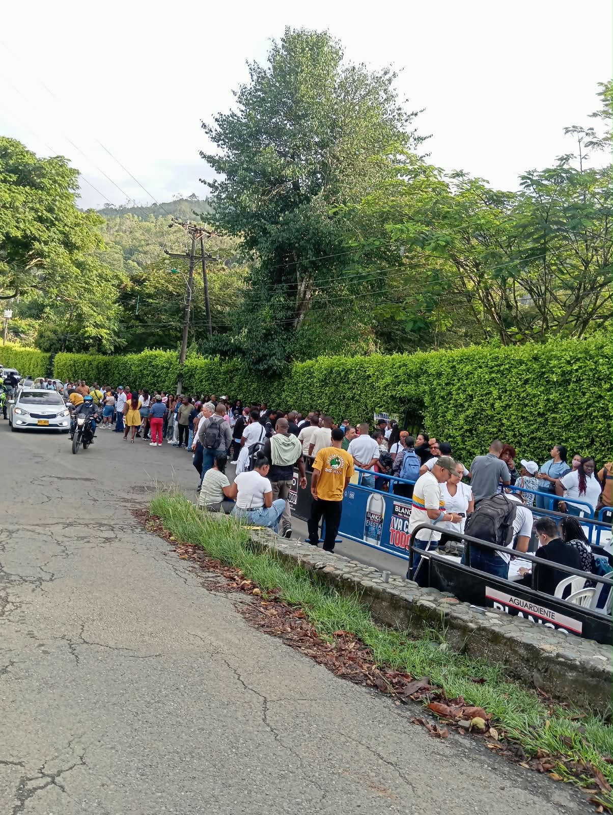 Personas haciendo fila para ingresar a la jornada de elección de la Comisión Consultiva Departamental del Valle del Cauca